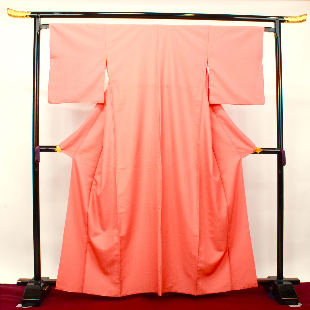 色無地 ポリエステル 珊瑚色 素無地 洗える着物  身丈163cm 裄丈65.5cm 袷  Bランク 朱系 1114001054416