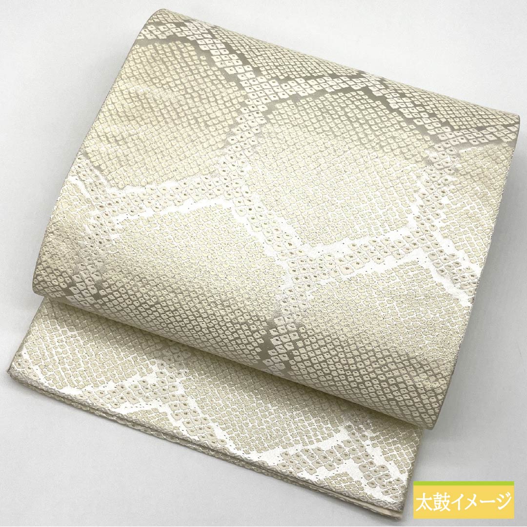 Formal, silver-colored, pure silk obi with a tortoiseshell pattern and kanoko dappled lining, suitable for formal kimono (tomesode), length 426cm, rank B, six-fold weave, product number 1123014574322