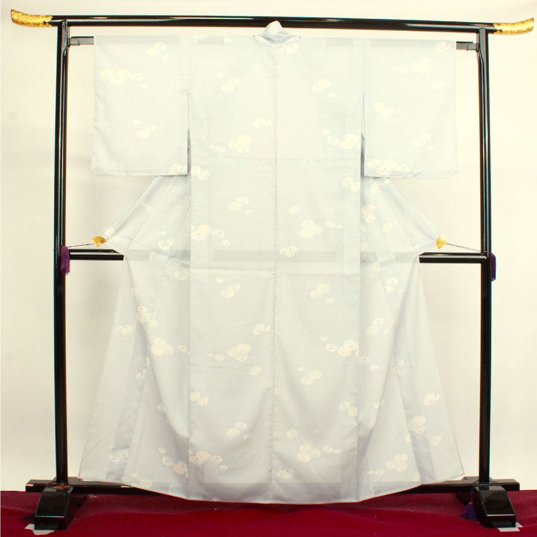 夏物 ポリエステル 小紋 身丈161cm 裄丈63cm 蒼白色（そうはくしょく） 万寿菊 洗える着物  絽 Sランク 水色系 1132000672424