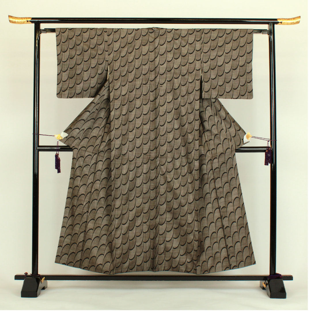 大島紬 身丈156cm 裄丈63cm 9マルキ 抽象模様 正絹 Aランク 袷 黒系 1116000613310