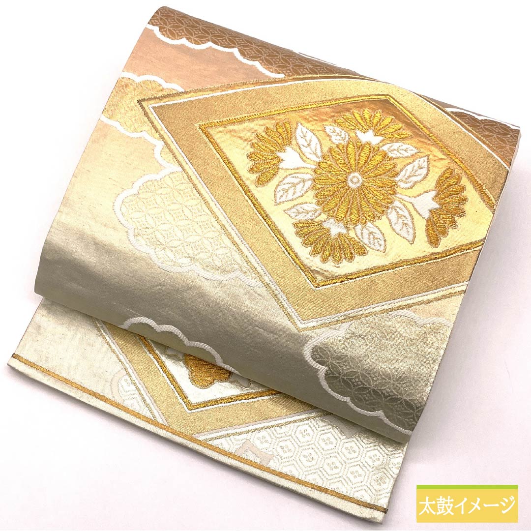 Formal, pure silk obi for formal kimono (tomesode) with a cloud pattern, shippo (cloisonne) and chrysanthemum and diamond motifs. Length: 416cm. A-rank. Six-fold obi. Gradient pattern. Product number: 1123014463399.