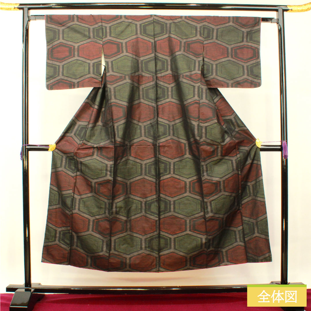 大島紬 正絹 身丈150cm 裄丈62.5cm  緯総絣 亀甲模様 Sランク 袷 黒系 1116003312110