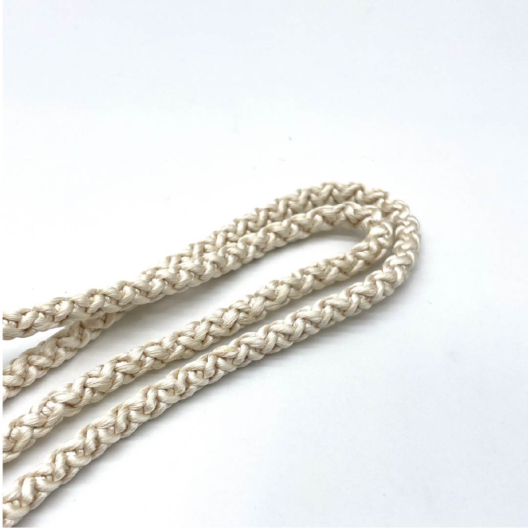 （新古品） 帯締め 正絹  生成り色（きなりいろ） 帯留め付き 丸組 山清堂 長さ約125.5cm 幅約0.7cm カジュアル NEWランク 白系 1135003421311