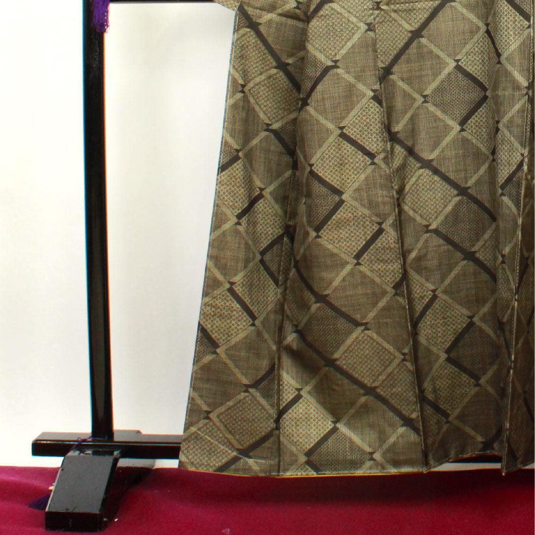 大島紬 身丈160.5cm 裄丈67cm 経緯絣 菱 正絹 Sランク 袷 黒系 1116002092410