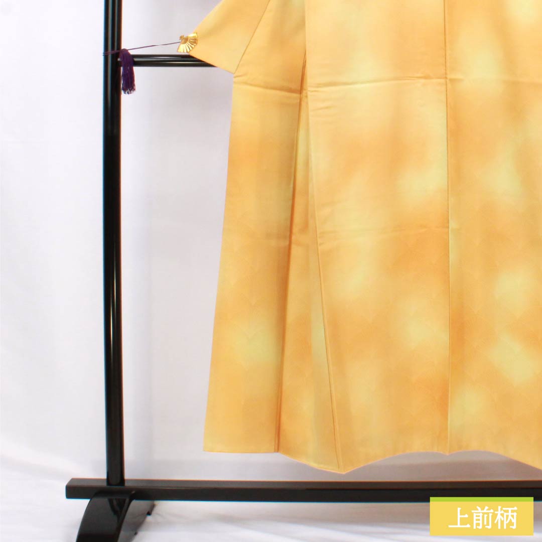 色無地 ポリエステル Aランク 身丈148.5cm 裄丈58.5cm 玉蜀黍色（とうもろこしいろ） 淡黄蘗色（うすきはだいろ） ボカシ染 松葉 袷 橙系 1114002303126