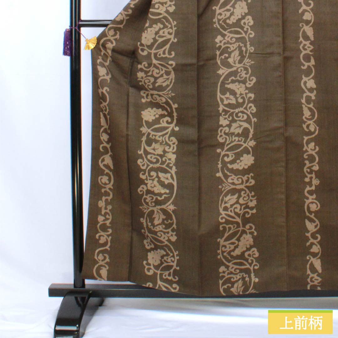 紬 正絹 Bランク 身丈160.5cm 裄丈62.5cm 橡鼠色（つるばみねずいろ） 生紬 唐草 作家物 袷 茶系 1116004704414