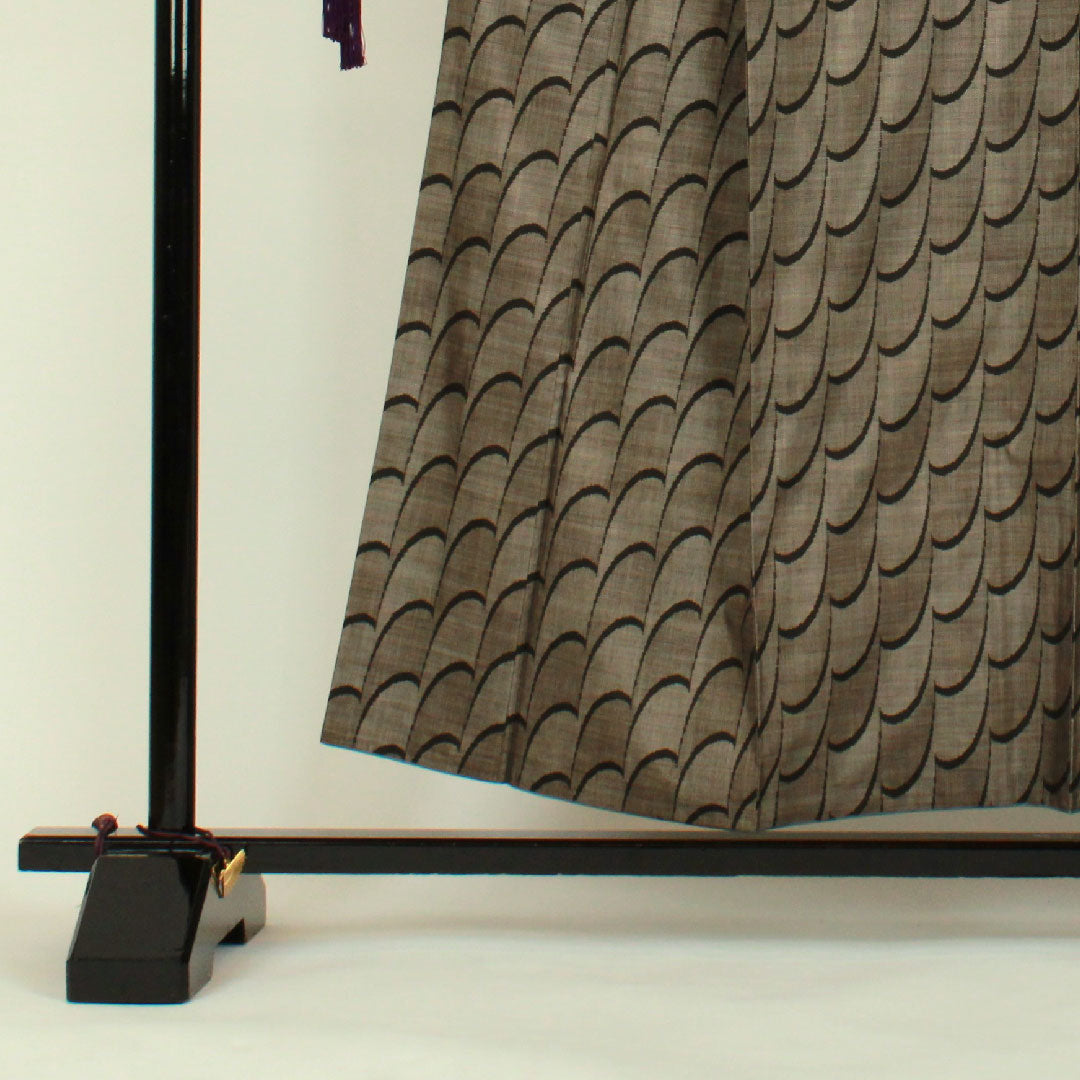 大島紬 身丈156cm 裄丈63cm 9マルキ 抽象模様 正絹 Aランク 袷 黒系 1116000613310