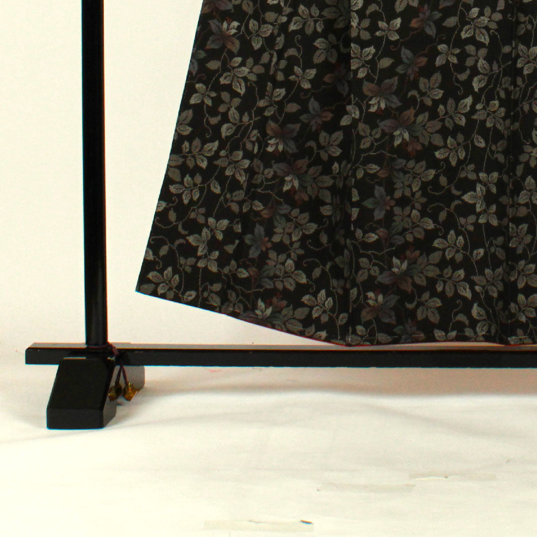 大島紬 身丈156cm 裄丈63cm 経緯絣 草花模様 正絹 Sランク 袷 黒系 1116001192310