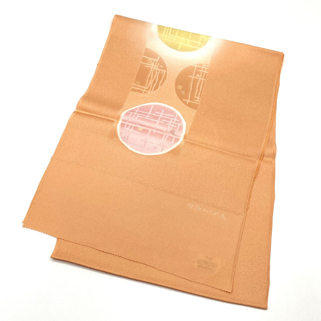 （新古品）帯揚げ 正絹 NEWランク セミフォーマル 朱華色（はねずいろ） 丹後ちりめん 幾何学模様  長さ約180cm 幅約30.5cm 橙系 1136001281926