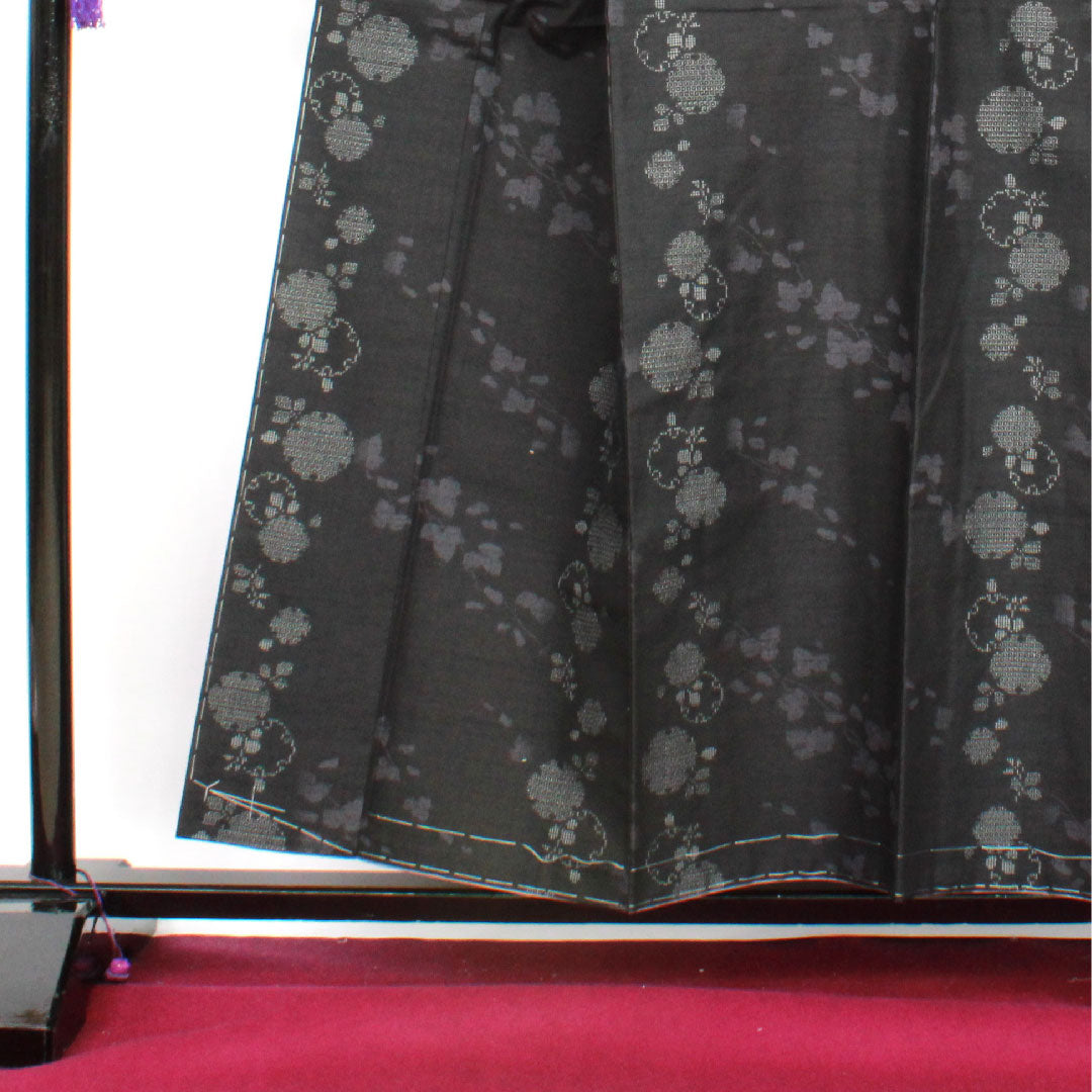 結城紬 身丈156cm 裄丈65.5cm 雪輪 蔦 正絹 Sランク 袷 黒系 1116002032310