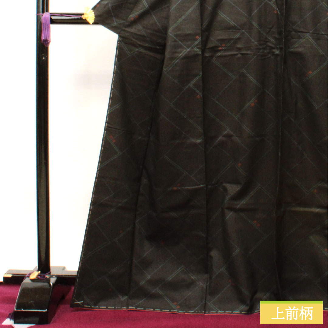 大島紬 正絹 身丈168.5cm 裄丈66cm  しつけ糸付き 幾何学模様 Sランク 袷 黒系 1116002912510