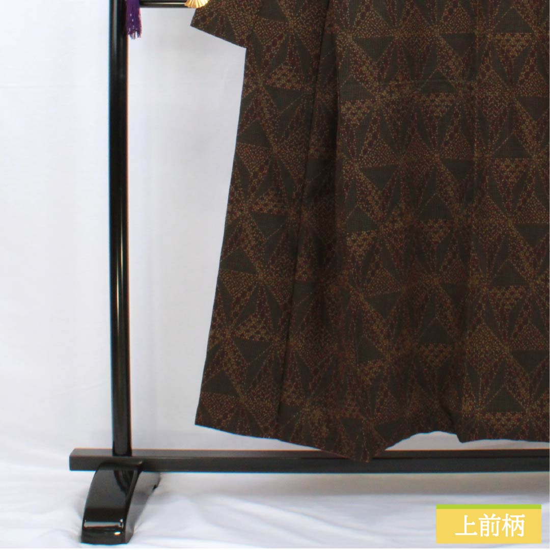 紬 正絹 身丈152cm 裄丈62cm 桃尻色（ももじりいろ） 幾何学模様 Aランク 袷 黒系 1116003763210