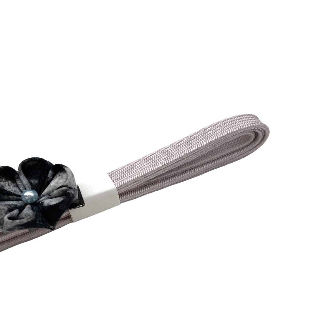 (新品)帯締め 正絹 NEWランク 三分紐 白梅鼠色（しらうめねずいろ） 帯留め付き つまみ細工 日本製 長さ約135cm 幅約0.8cm カジュアル グレー系 1135006561322
