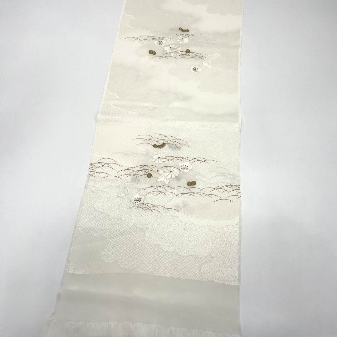 帯揚げ 正絹 Sランク フォーマル 乳白色（にゅうはくしょく） 留袖用 露芝 梅 長さ約173cm 幅約29cm 白系 1136002582911