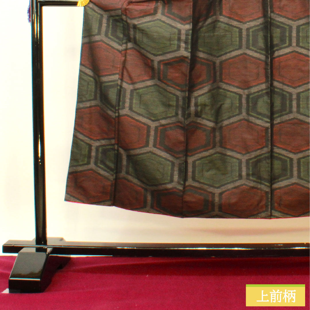 大島紬 正絹 身丈150cm 裄丈62.5cm  緯総絣 亀甲模様 Sランク 袷 黒系 1116003312110