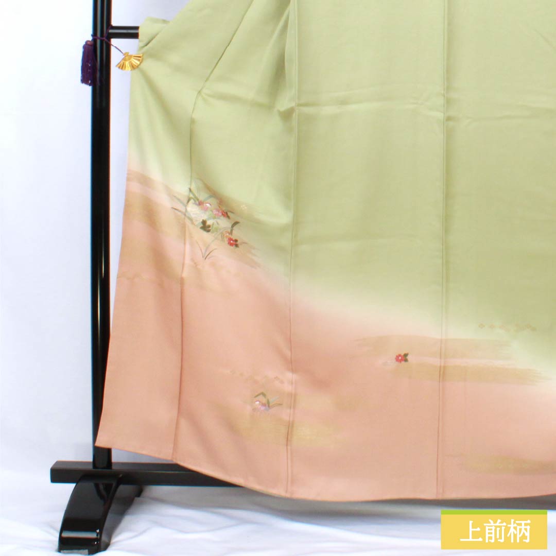 This S-rank, lined, pure silk formal kimono (visiting kimono) features a light willow-colored tsukesage (dressed kimono) with Suzhou embroidery, featuring mandarin ducks, small flowers, and a pearl-tone finish in green. Product code: 1112007102419