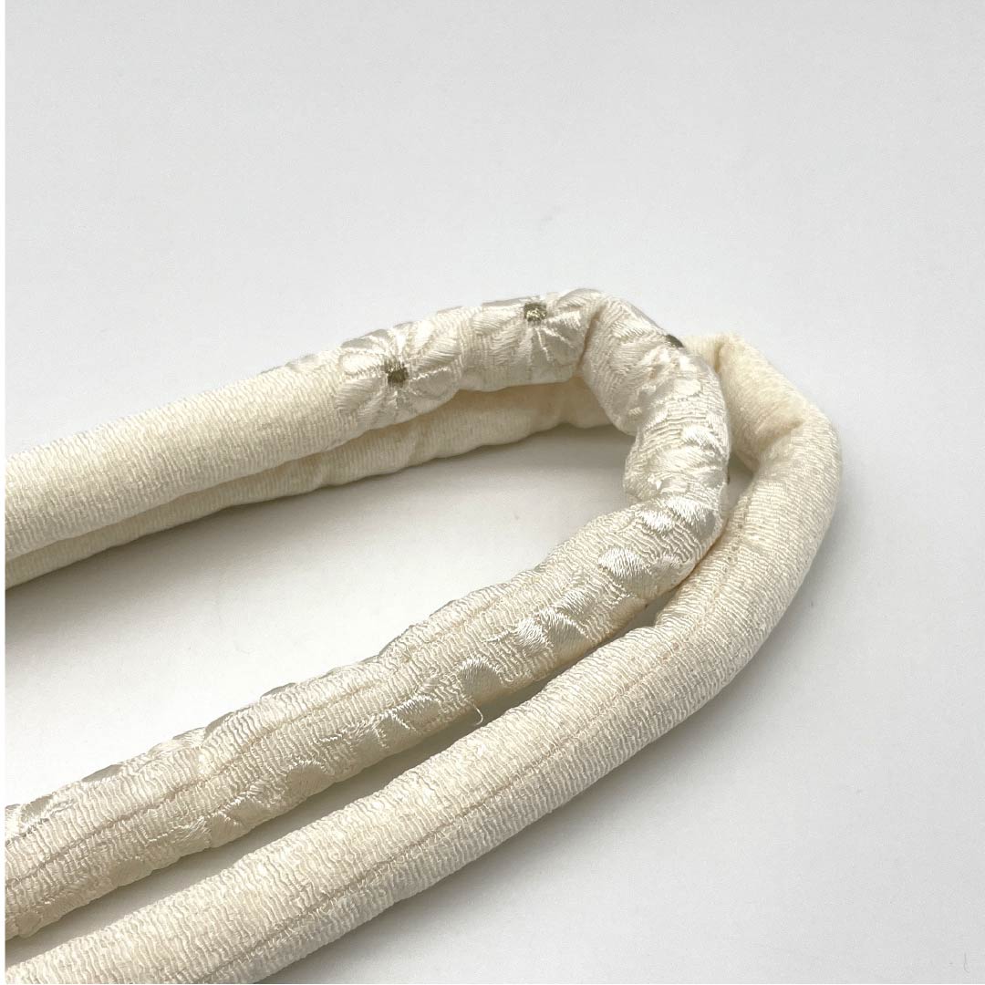 帯締め  Aランク  乳白色（にゅうはくしょく） 振袖用 丸ぐけ 刺繍 長さ約173cm 幅約1.6cm フォーマル 白系 1135004213411