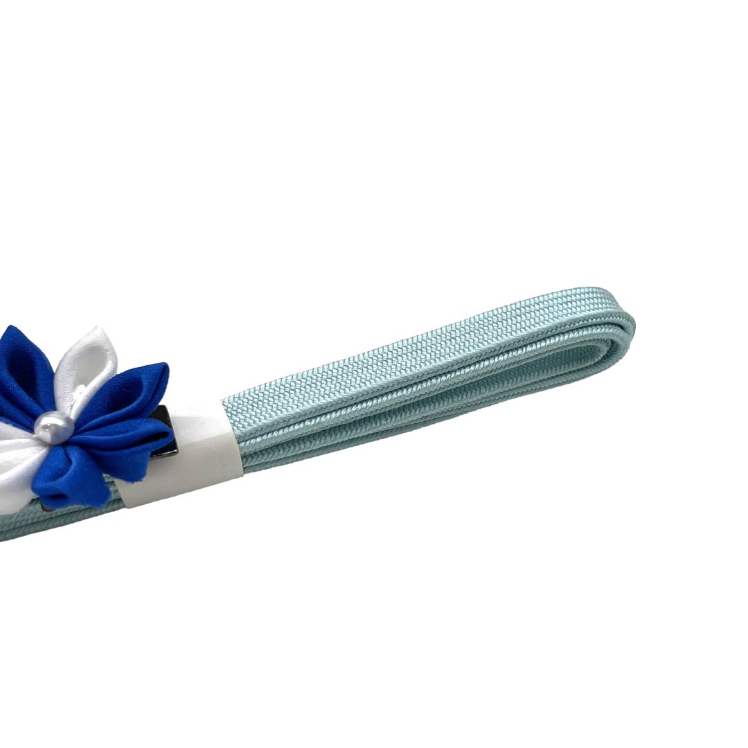 (新品)帯締め 正絹 NEWランク 三分紐 砧青磁色（きぬたせいじいろ） 帯留め付き つまみ細工 日本製 長さ約135cm 幅約0.8cm カジュアル 水色系 1135006551324