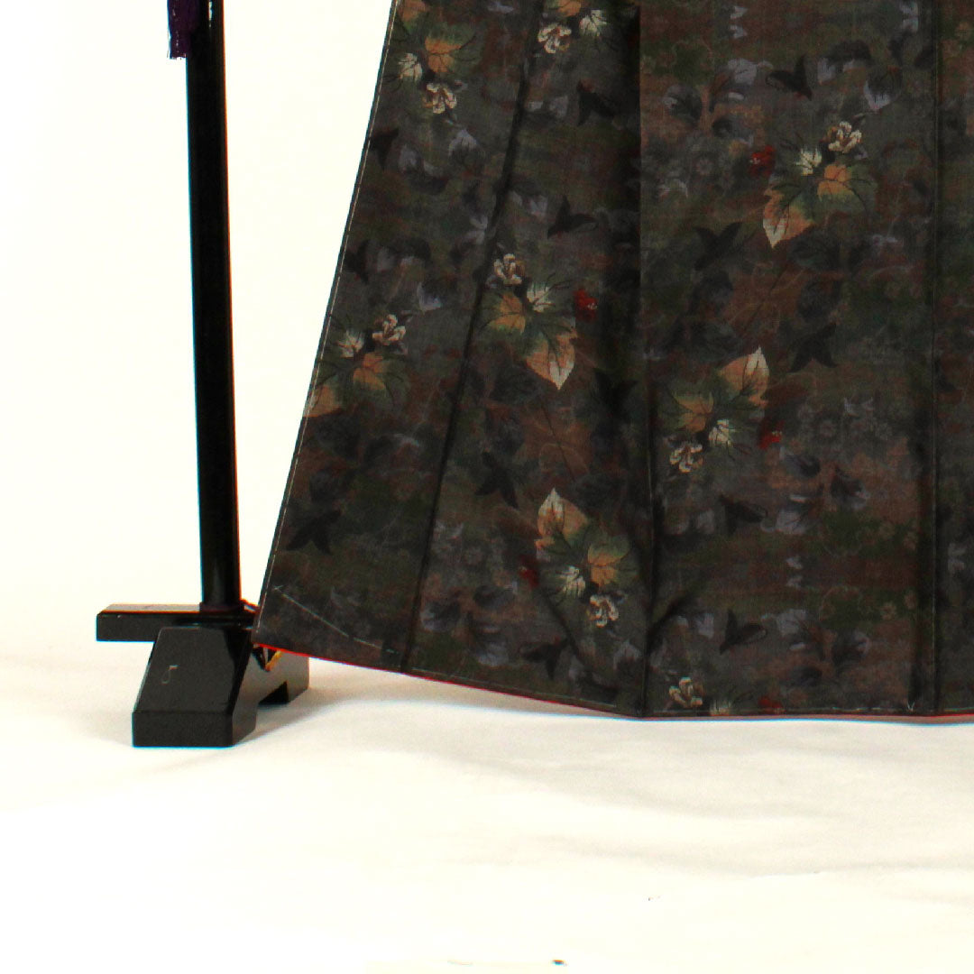 大島紬 身丈166.5cm 裄丈66cm 草花に蝶模様 9マルキ 正絹 Sランク 袷 グレー系 1116000902422