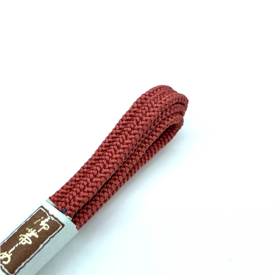 （新古品） 帯締め 正絹 四分紐 甚三紅色（じんざもみいろ） 手組紐 新古品  長さ約168cm 幅約1cm カジュアル Sランク 赤系 1135000852912