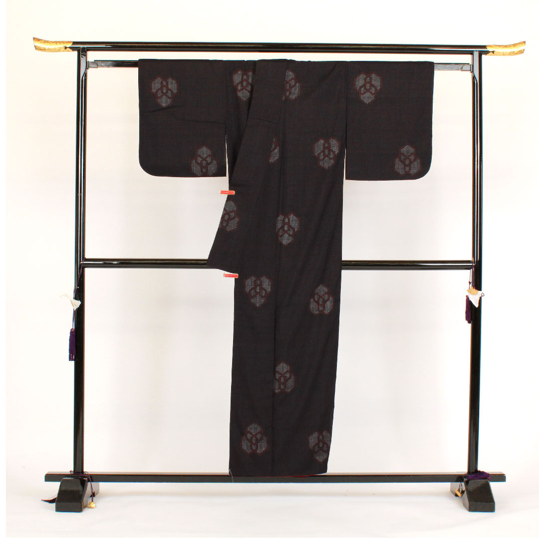 結城紬 身丈153cm 裄丈65cm 80亀甲 本場結城紬 三つ組み合い一重亀甲 正絹 Aランク 袷 黒系 1116000723210