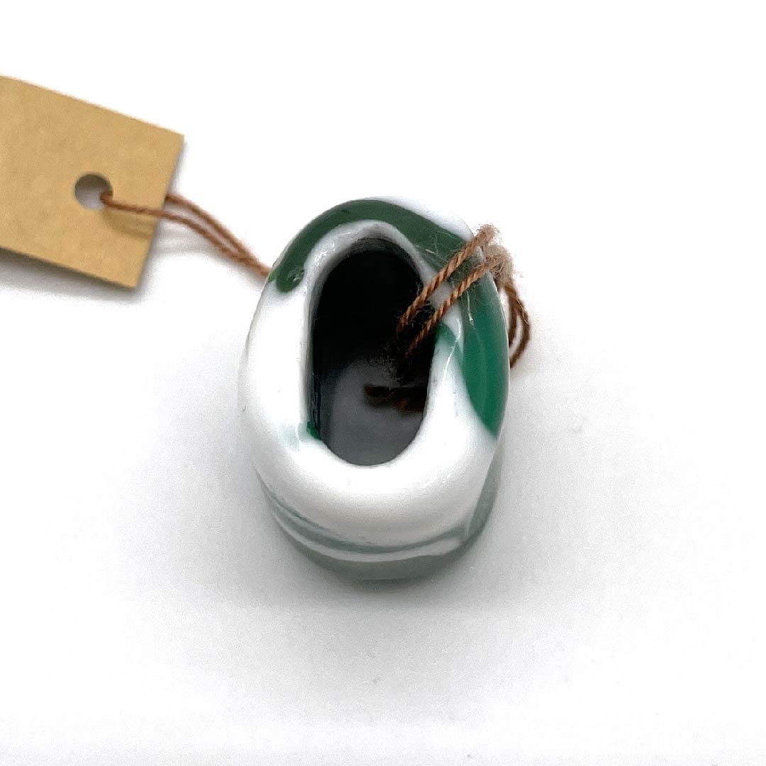 （新古品） 帯留め 陶磁器 カジュアル 緑琉璃色（リューリューリースー） トンボ玉 縞　 曲線 長さ約2cm 幅約2cm  Sランク 緑系 1137000252919