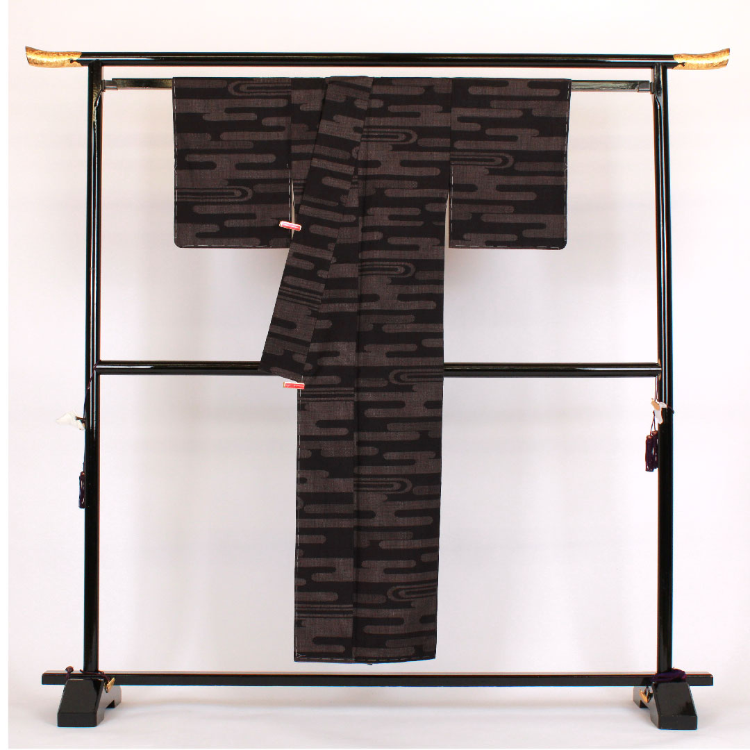 結城紬 身丈154cm 裄丈61cm 100亀甲 ヱ霞模様 正絹 Aランク 袷 黒系 1116000603210