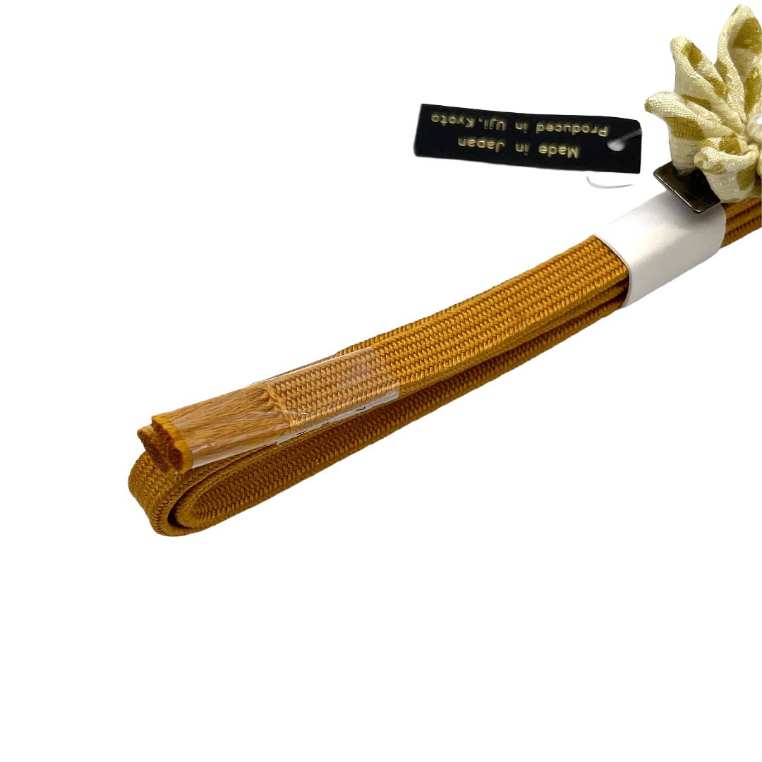 (新品)帯締め 正絹 NEWランク 三分紐 金茶色（きんちゃいろ） 帯留め付き つまみ細工 日本製 長さ約135cm 幅約0.8cm カジュアル 茶系 1135006431314