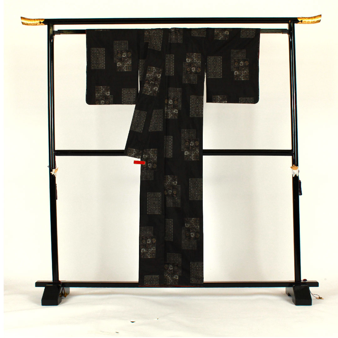 村山大島 身丈158cm 裄丈64cm 草花模様 正絹 Sランク 袷 黒系 1116001152310