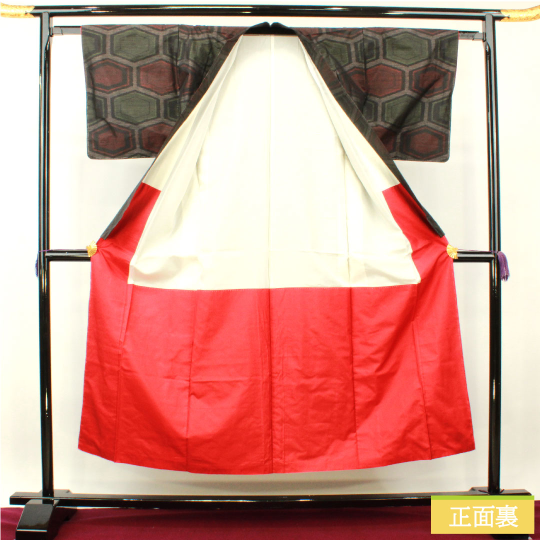 大島紬 正絹 身丈150cm 裄丈62.5cm  緯総絣 亀甲模様 Sランク 袷 黒系 1116003312110