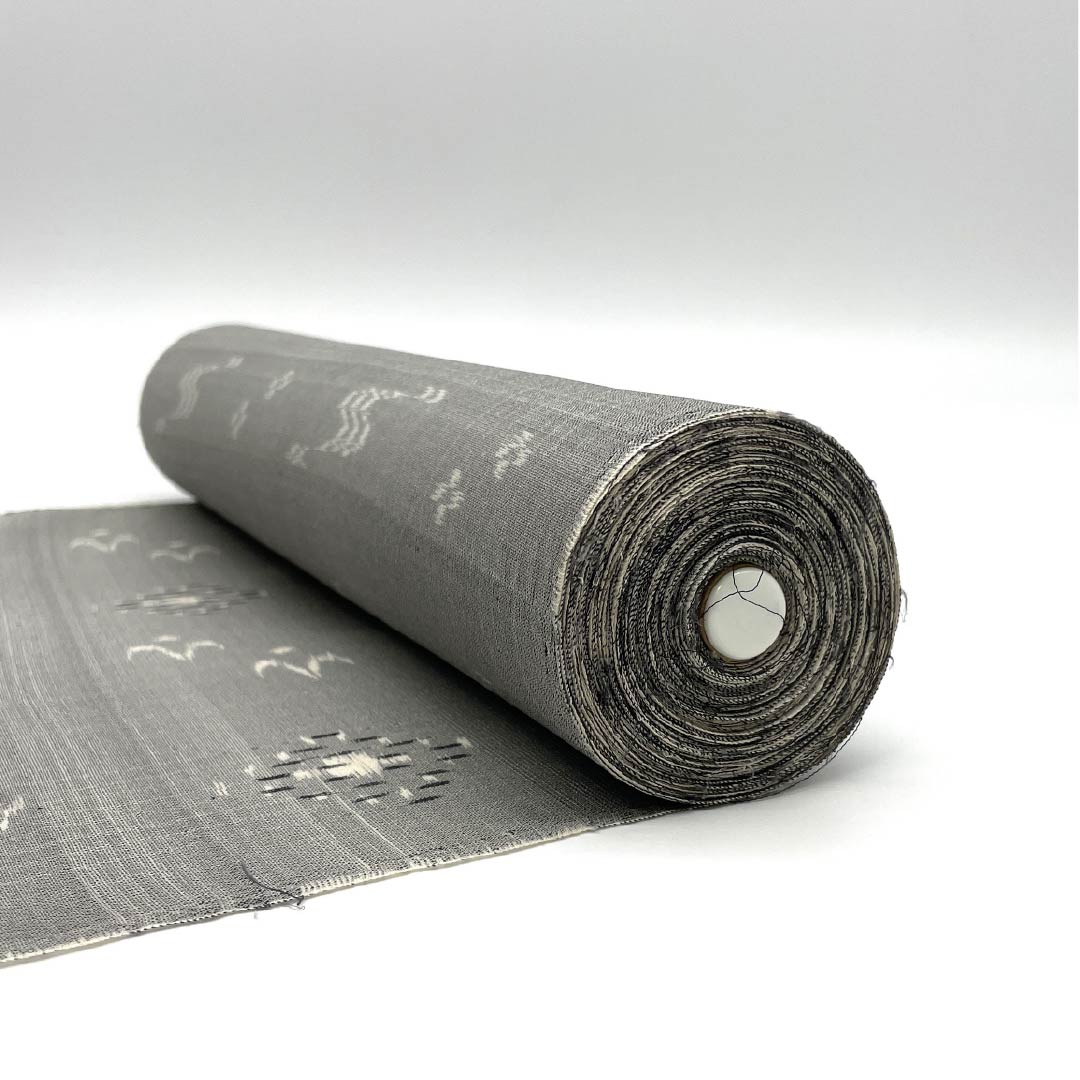 紬 正絹 グレー 琉球風の絣 鳥 雲 ほっこり感 節多め しつけ糸付き 未使用 紬 正絹 グレー 琉球風の絣 鳥 雲 ほっこり感 節多め しつけ糸付き 未