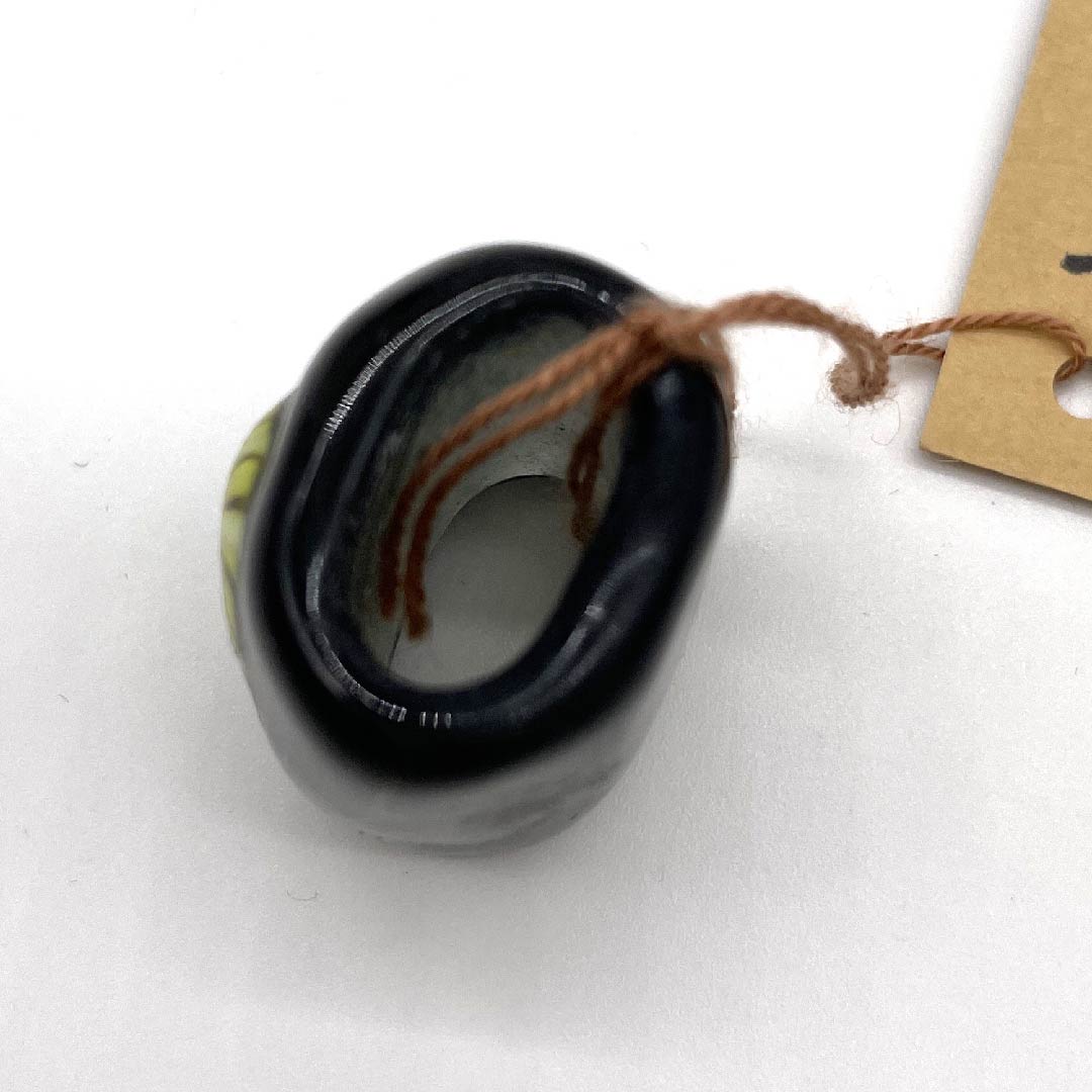（新古品） 帯留め 陶磁器 カジュアル 涅色（くりいろ） トンボ玉 螺旋 花 長さ約2.5cm 幅約2cm  Sランク 黒系 1137000232910