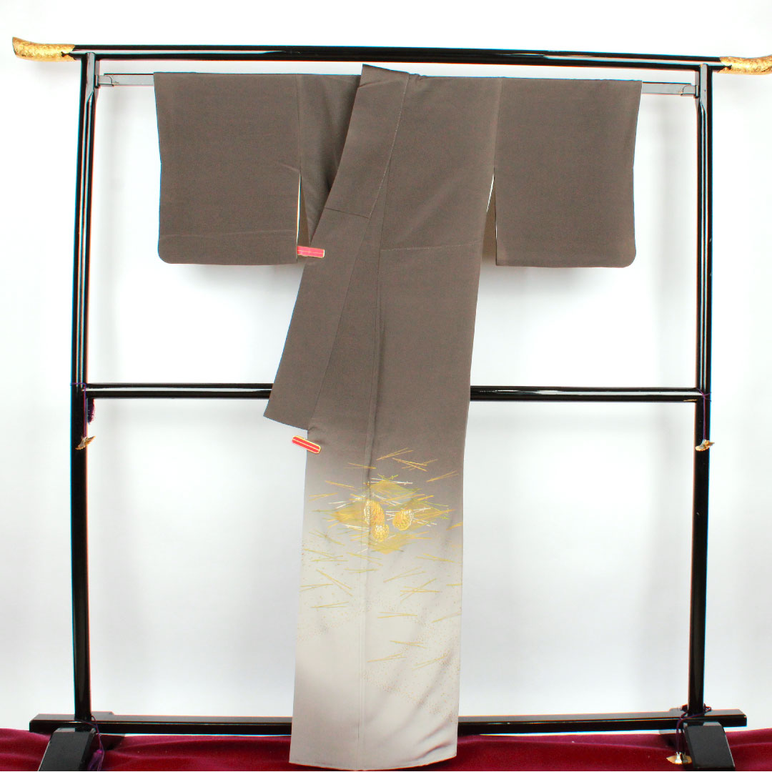 Colored Tomesode, Length 162cm, Sleeve Length 65cm, Awase, Burnt Charcoal Color, Living National Treasure, Fukuda Yoshishige, Pine Pattern, Gosan Paulownia, Pure Silk, S Rank, Three Crests, Black, 1111000442410