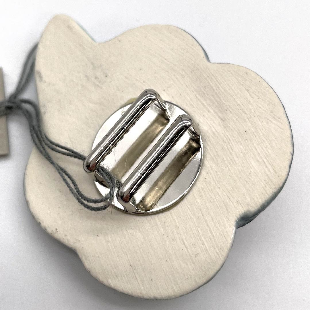 （新古品） 帯留め 陶磁器 カジュアル 深藍色（ふかきあいいろ） 陶器 椿 花 長さ約4cm 幅約5cm  Sランク 緑系 1137000112919