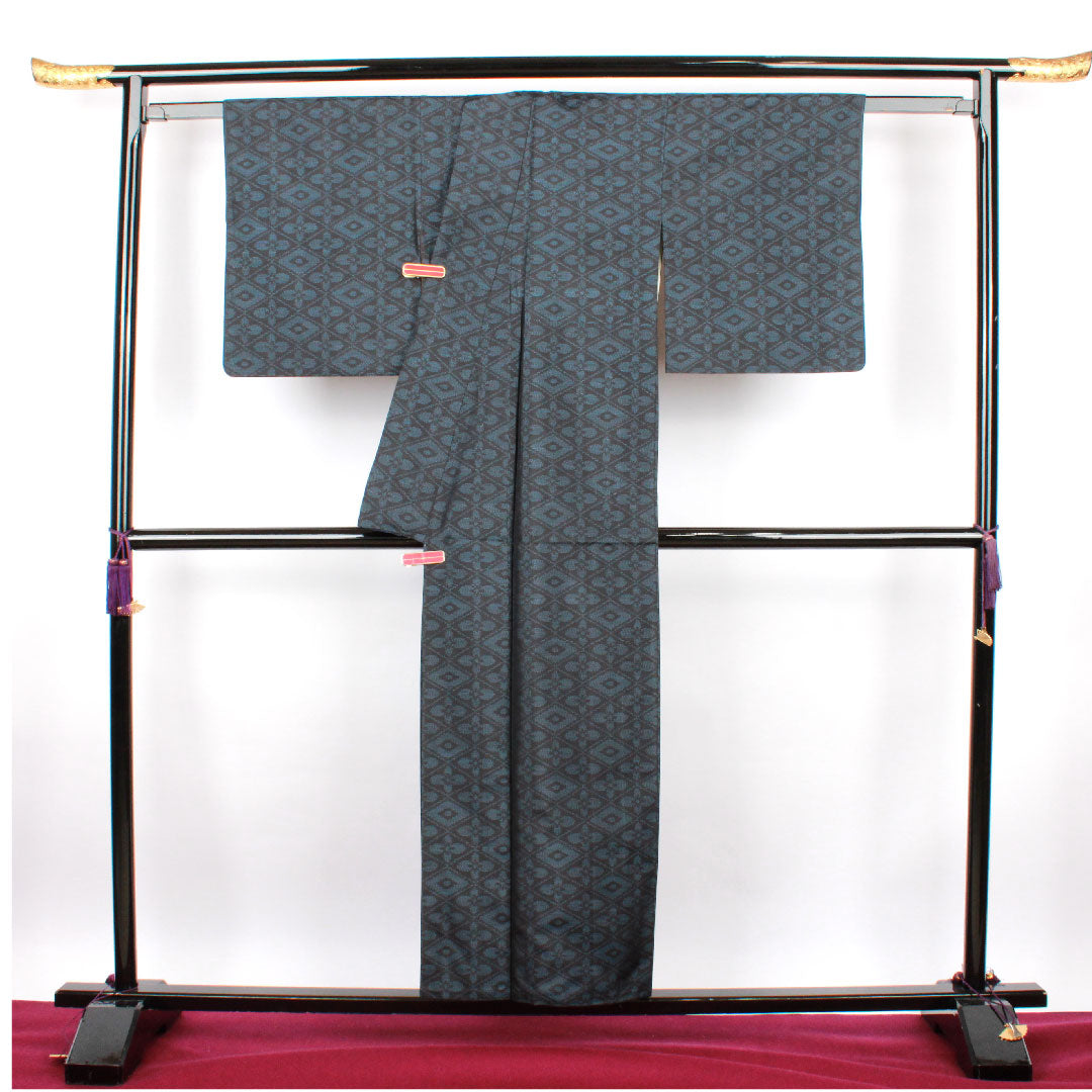 大島紬 身丈148.5cm 裄丈66cm 緯総絣 亀甲模様 正絹 Aランク 袷 紺系 1116001673118