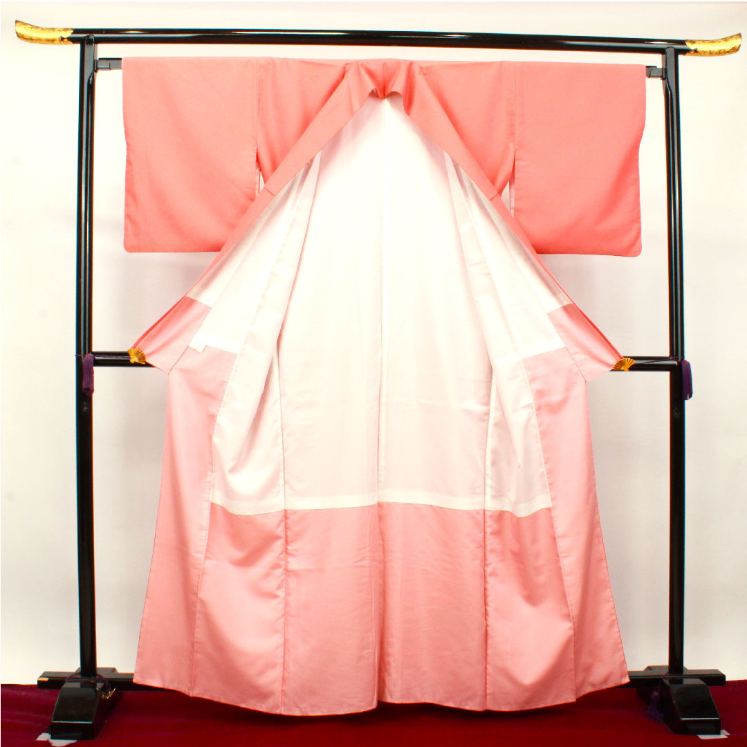 色無地 ポリエステル 珊瑚色 素無地 洗える着物  身丈163cm 裄丈65.5cm 袷  Bランク 朱系 1114001054416