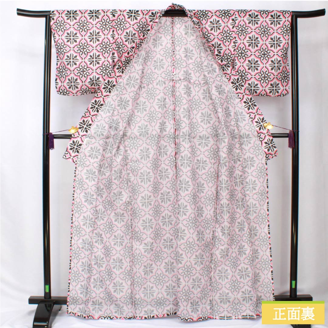 （新品未使用品） 浴衣 ポリエステル 身丈166cm 裄丈65cm NEWランク 単衣 ピンク系 中紅花色（なかのくれないいろ） 幾何学模様 タイル柄 ダマスク柄 1118005771513