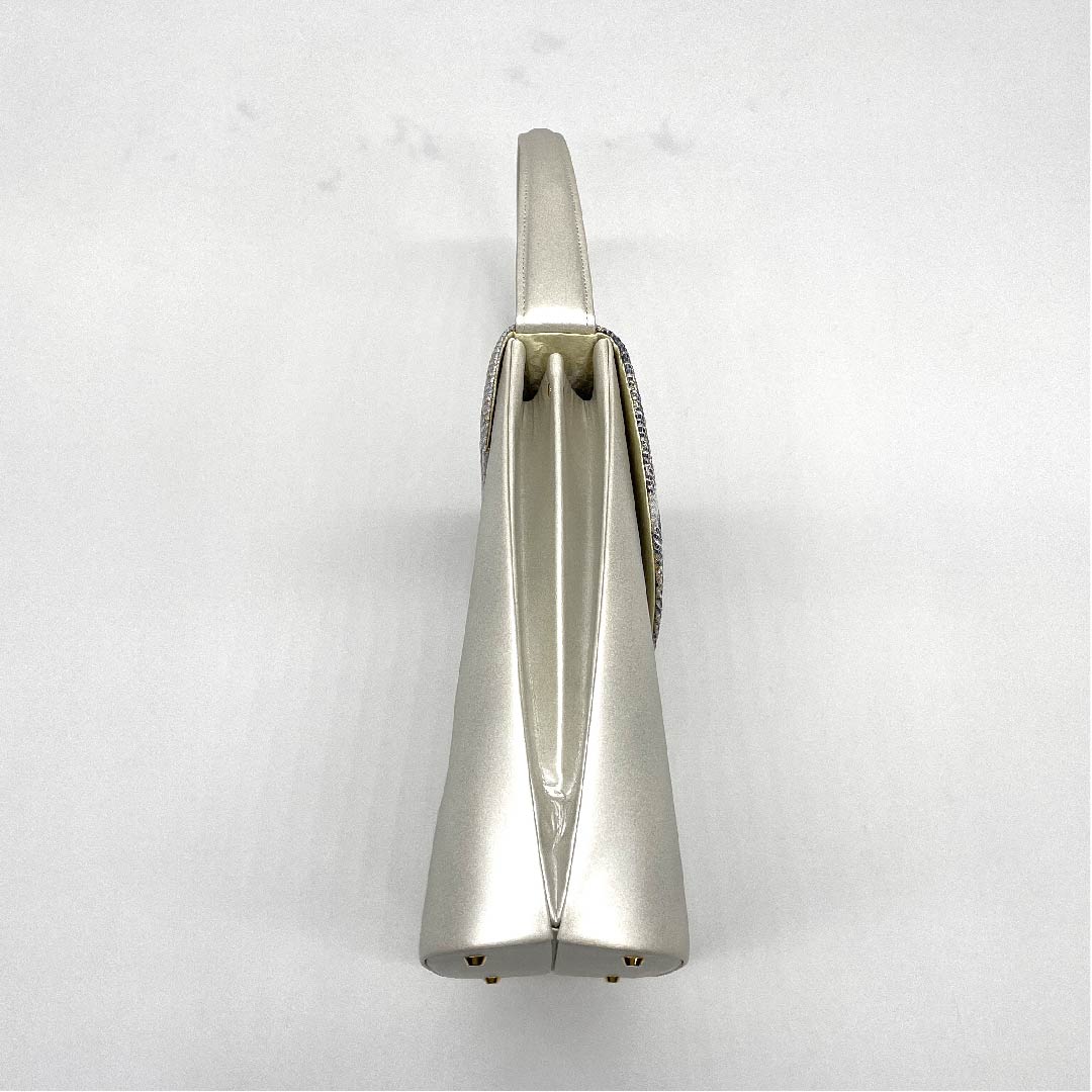 （新古品）草履バックセット フォーマル 銀白色（ぎんはくしょく） 未使用品 古典柄 松 Mサイズ 白系 NEWランク 1133000121311