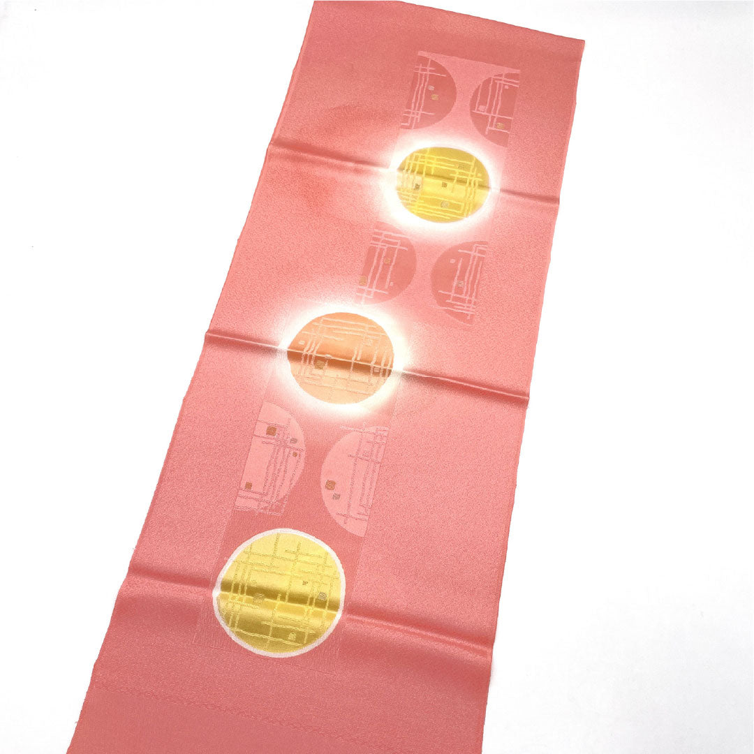 （新古品）帯揚げ 正絹 NEWランク セミフォーマル 桃紅色（とうこうしょく） 丹後ちりめん 幾何学模様  長さ約180cm 幅約30.5cm ピンク系 1136001271913