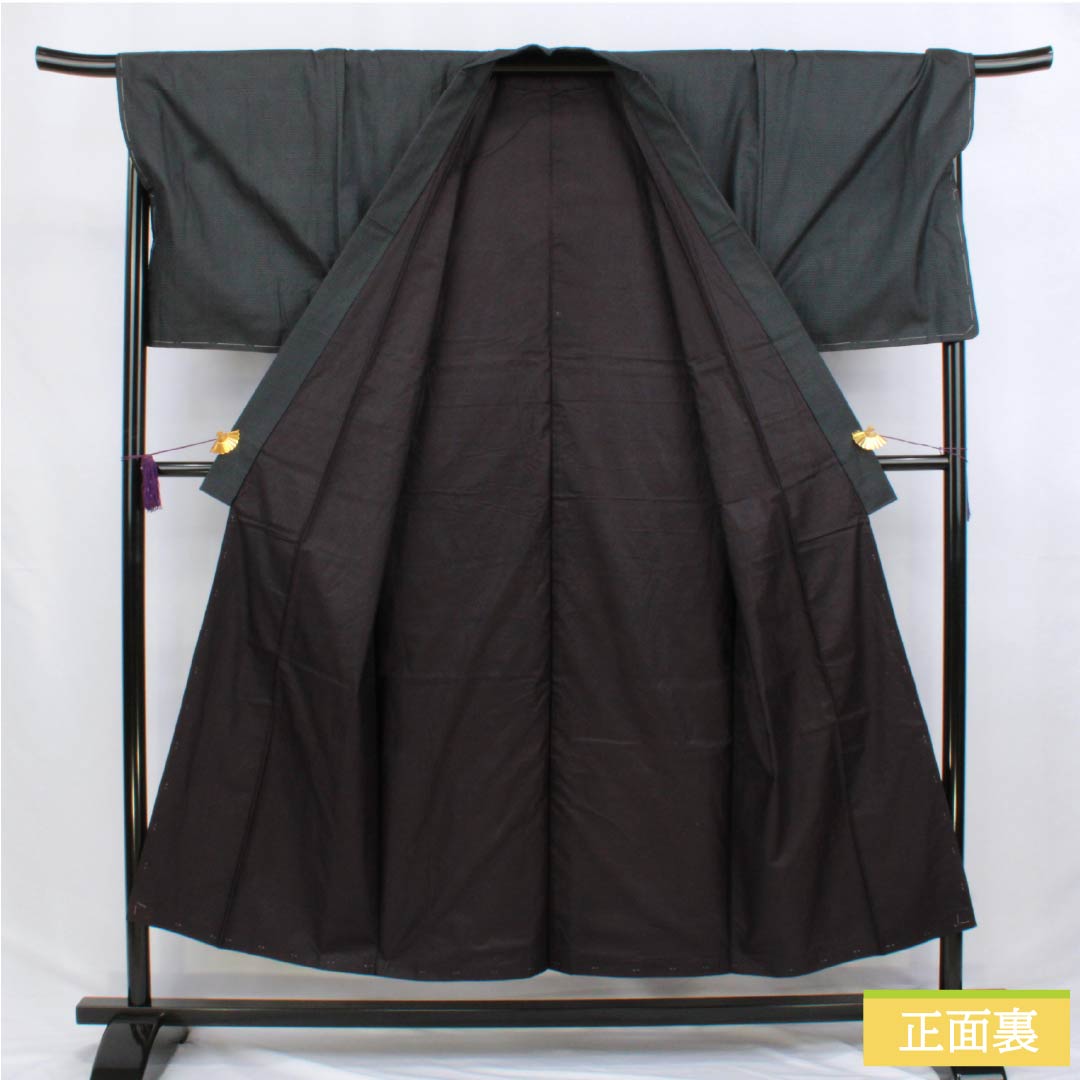 男物 正絹 Aランク 身丈151cm 裄丈71.5cm 大島紬 幾何学模様 アンサンブル しつけ糸付き 袷 黒系 1119001293510