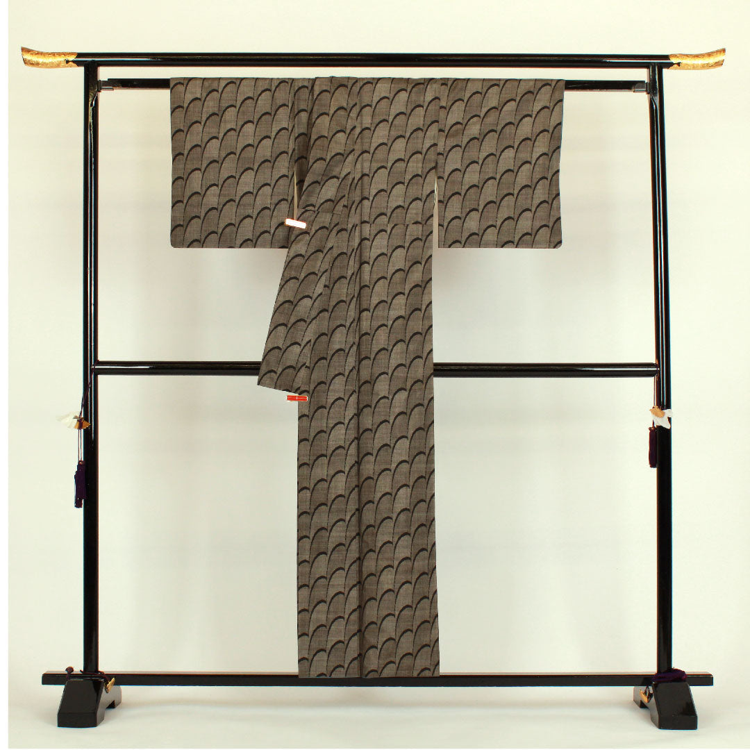 大島紬 身丈156cm 裄丈63cm 9マルキ 抽象模様 正絹 Aランク 袷 黒系 1116000613310