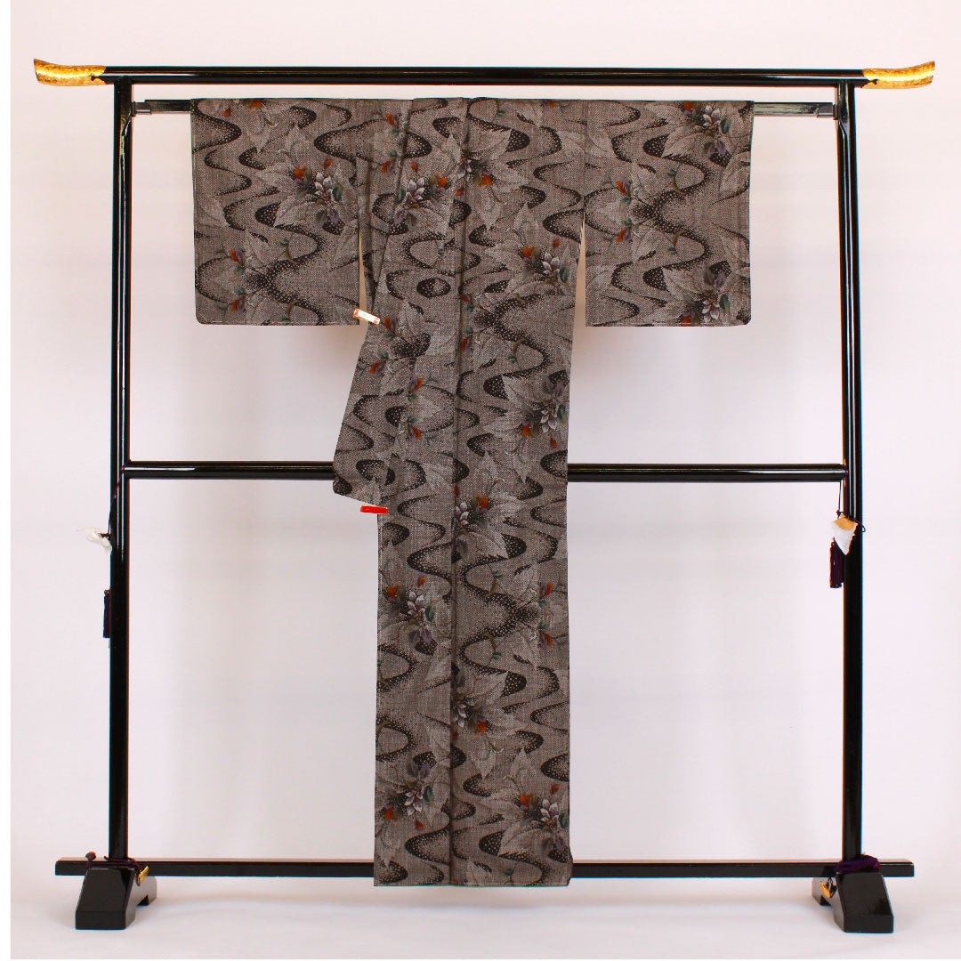 大島紬 身丈160cm 裄丈68cm 流水 草花模様 一元絣 正絹 Sランク 袷 黒系 1116000582310
