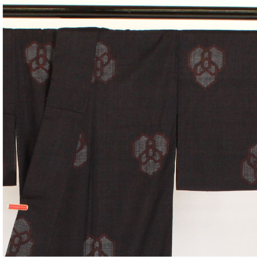 結城紬 身丈153cm 裄丈65cm 80亀甲 本場結城紬 三つ組み合い一重亀甲 正絹 Aランク 袷 黒系 1116000723210