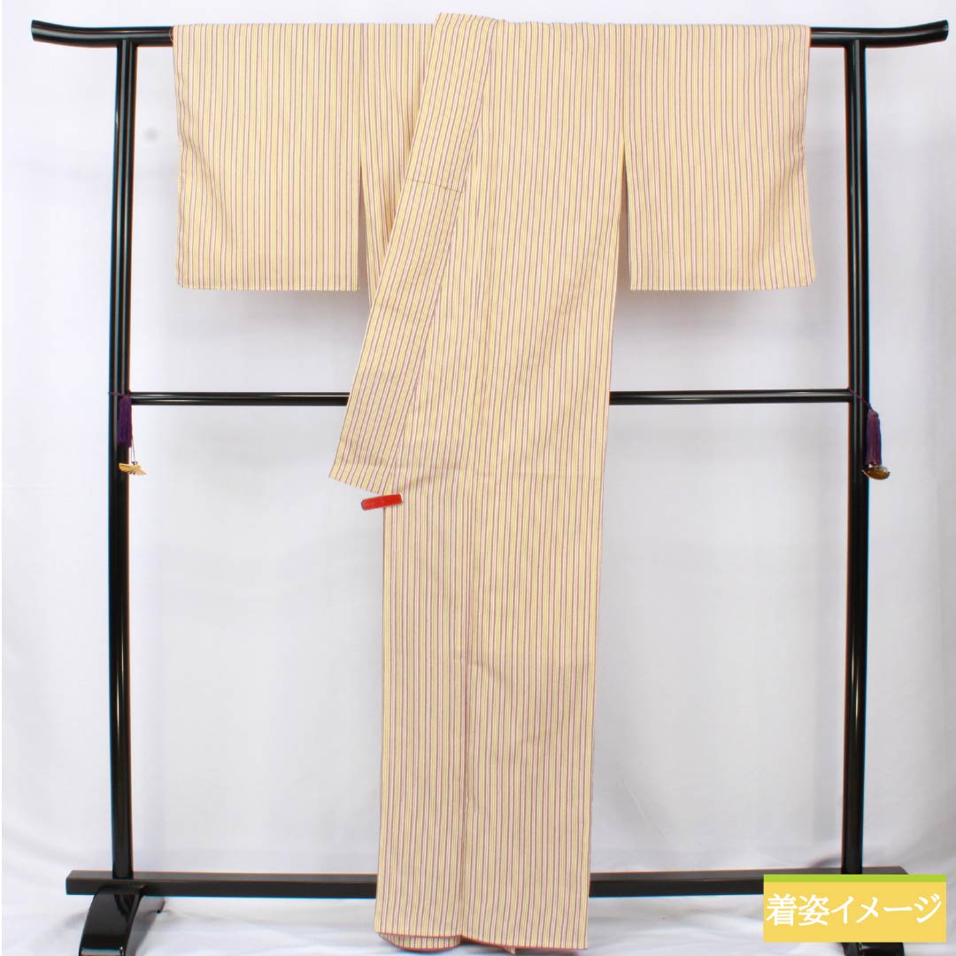 小紋 ポリエステル 身丈163.5cm 裄丈66cm 袷 薄卵色（うすたまごいろ） 縞 未使用品 しつけ糸付き 洗える着物 Sランク クリーム系 1115006052415