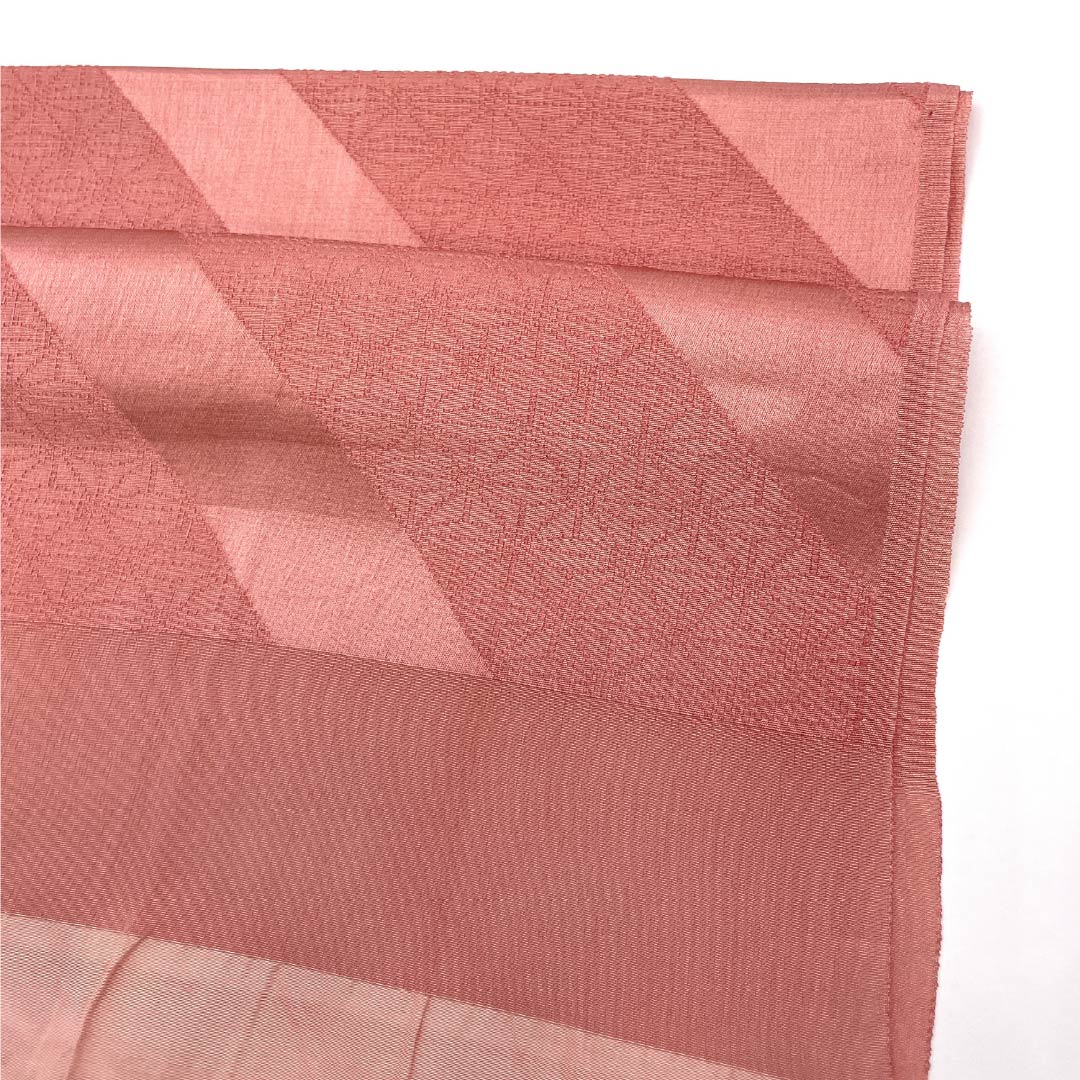 Casual obiage (sash sash) made of pure silk, S-rank, in Choshun-iro (Choshu-iro) and Akebono-iro (Akebono-iro) with hemp leaf pattern and diagonal lines, approximately 168cm long and 28cm wide, in pink. Product code: 1136001932913