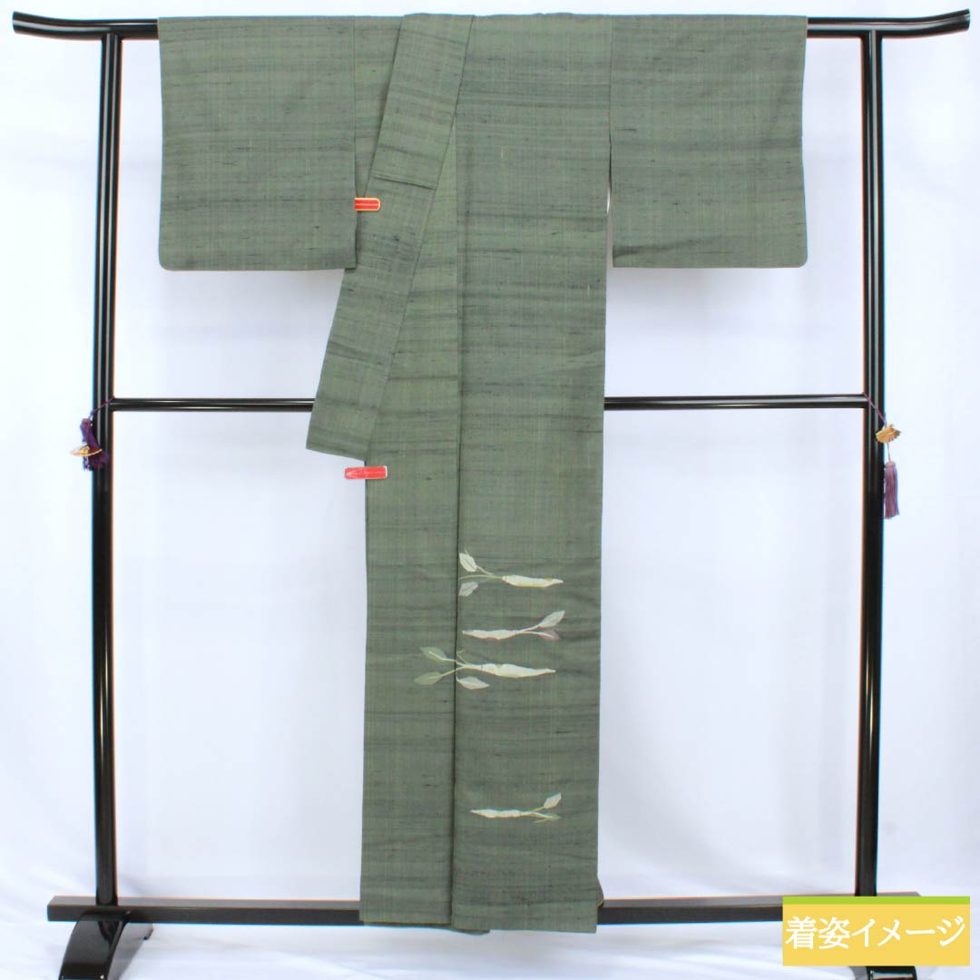 *Silk Houmongi, Rank A, fully lined. Height 156cm, YUKI 66cm. Iwaichairo (brownish green). Includes an attached collar. Scoop-woven tsumugi fabric. Artist-designed. Vegetable pattern. Green-toned. Item number 1112007803319.*
