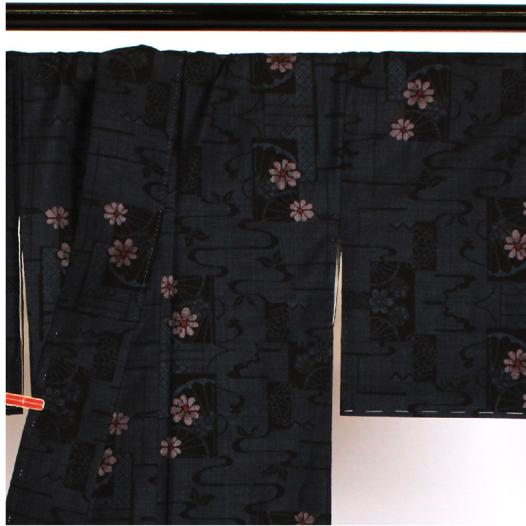 大島紬 身丈164cm 裄丈65cm 5マルキ 流水 色紙・花模様 正絹 Sランク 袷 紺系 1116000682318