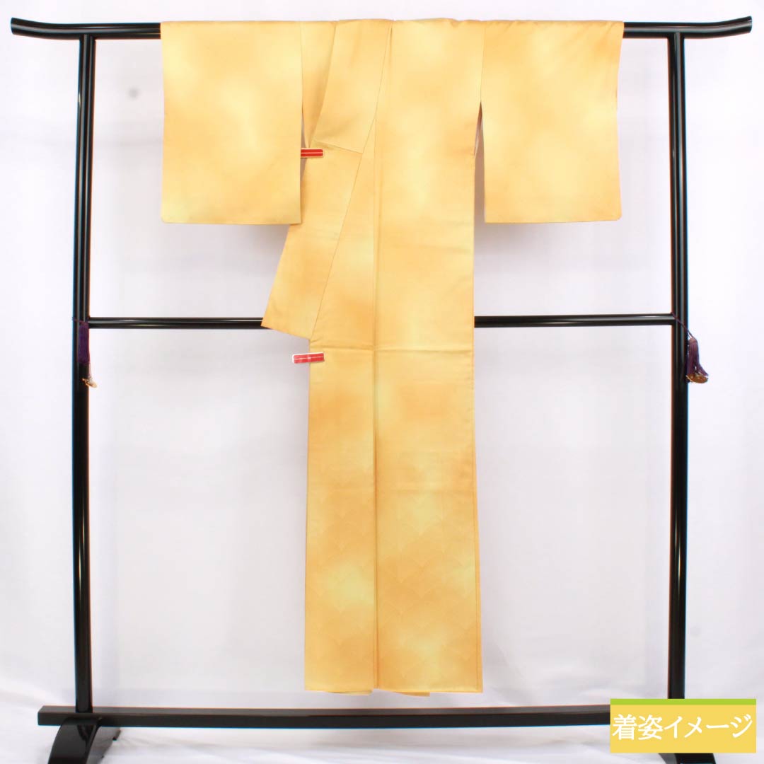 色無地 ポリエステル Aランク 身丈148.5cm 裄丈58.5cm 玉蜀黍色（とうもろこしいろ） 淡黄蘗色（うすきはだいろ） ボカシ染 松葉 袷 橙系 1114002303126