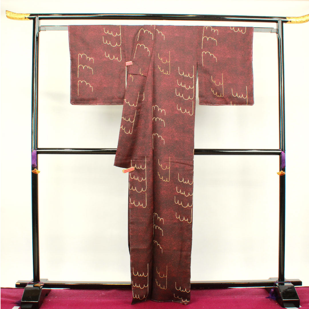 小紋 身丈166.5cm 裄丈66cm 袷  深緋色 洗える着物 しつけ糸付き 未使用品 抽象模様  ポリエステル Sランク 赤系 1115003322512