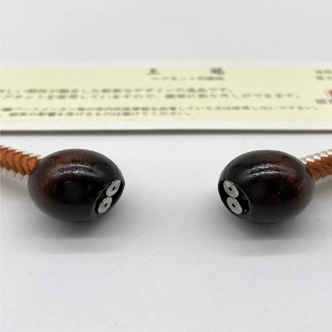 羽織紐 正絹 NEWランク カジュアル 濃柿色（こいがきいろ） 白土色（しらつちいろ） 翆嵐工房 無双タイプ 木 マグネット 茶系 1121000011914